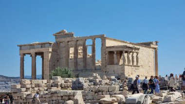Akropolis 'te güneşli bahar gününde Karyatidler Atina Akropolü' nde