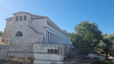 Stoa Atalou 'daki bir Yunan Müzesi Antik Agora' da heykeller sütun binalar
