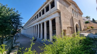 Stoa Atalou 'daki bir Yunan Müzesi Antik Agora' da heykeller sütun binalar