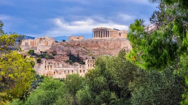 Bulutlu havalarda Atina Partenonu Baharda Yunanca