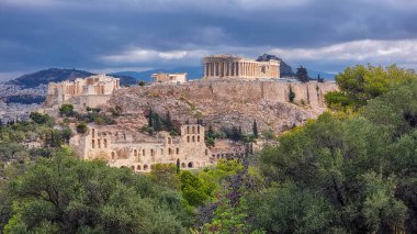 Bulutlu havalarda Atina Partenonu Baharda Yunanca