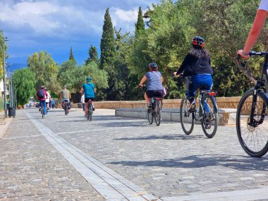 Atina 'da motosikletçiler, Partenon yakınlarında yetişkin turistlere bisiklet sürüyor