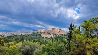 Philopappos anıtından Atina Partenon Greece Çam ağaçları bulutlu bir gün