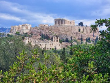 Philopappos anıtından Atina Partenon Greece Çam ağaçları bulutlu bir gün