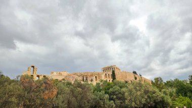 Philopappos anıtından Atina Partenon Greece Çam ağaçları bulutlu bir gün