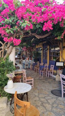 Seitan Bazar caddesi ve restoranlarında yaz sezonunda preveza şehri Yunanistan 