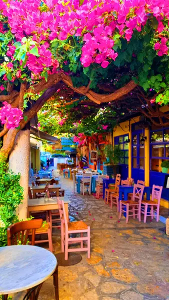 Seitan Bazar caddesi ve restoranlarında yaz sezonunda preveza şehri Yunanistan 