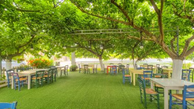 Mitika 'da dut ağaçlarının gölgelerinin altındaki restoran. Yunanca' da preveza mükemmelliğinde.