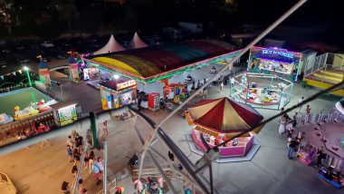 Preveza Yunanistan 'daki Luna Park yaz gecesi ışıkları renkleri