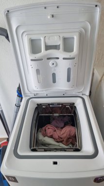 Üst tarafında bulutlu bir kapı olan dikey wah makinesi