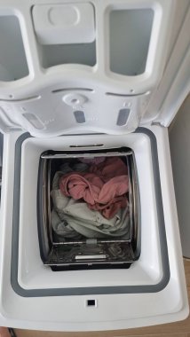 Üst tarafında bulutlu bir kapı olan dikey wah makinesi