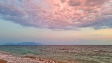 Bulutlar gün batımı arka planında Mitikas plajı preveza Yunanistan yaz sezonunda