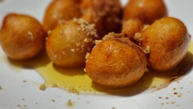 Sıcak ve taze tabakta ballı lokoumades.