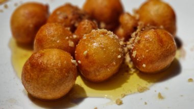 Sıcak ve taze tabakta ballı lokoumades.
