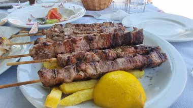 souvlakia souvlaki ya da suvlaki Yunan eti tabakta geleneksel patates ile geleneksel yemek