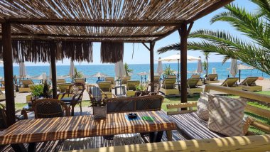 Yunanistan 'da yaz tatili öncesi Mytikas Plajı