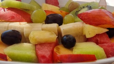 Meyve salatası plaj yaz tatili yemekleri