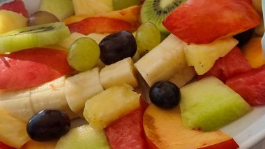 Meyve salatası plaj yaz tatili yemekleri