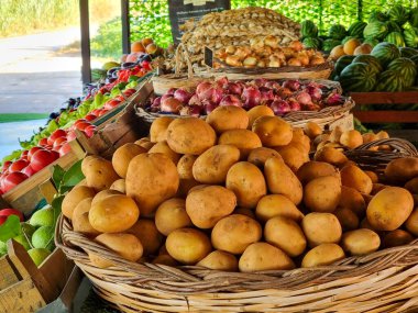 Yunanistan 'da yaz mevsimi sokak dükkanında meyve sebze büfesi 