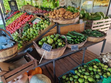 Kiosk Autun mevsiminde meyveler, üzüm, domates, limon, kiraz, taze sebze.