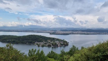 ioannina giannea panorama Yunanistan sonbahar mevsiminde ligiades yağmurlu gününde
