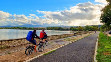Sonbaharda Yunanistan 'da yağmurdan sonra ioannina ya da Giannena Gölü