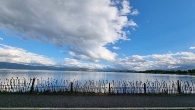 Sonbaharda Yunanistan 'da yağmurdan sonra ioannina ya da Giannena Gölü