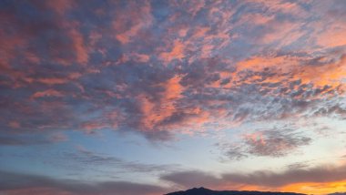 bulutlar pembe turuncu atmoshpere hava gündoğumu arka planı