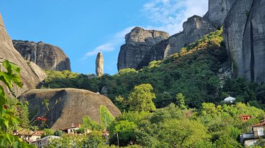 meteora kastraki köyü uzun kaya oluşumu.