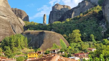 meteora kastraki köyü uzun kaya oluşumu.