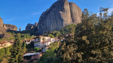 meteora kastraki köyü uzun kaya oluşumu.