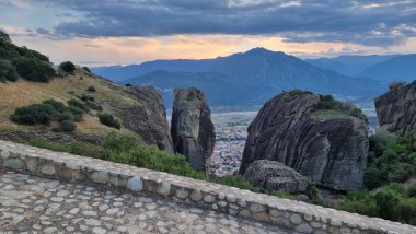 Kalampaka 'daki meteora kayaları ve kiliseleri Yunanistan' ın yollarının kesiştiği yer.