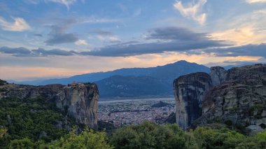 Kalampaka 'daki meteora kiliseleri. Günbatımı bulutları gün batımını renklendiriyor.