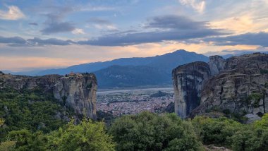 Kalampaka 'daki meteora kiliseleri. Günbatımı bulutları gün batımını renklendiriyor.