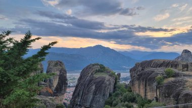 Kalampaka 'daki meteora kiliseleri. Günbatımı bulutları gün batımını renklendiriyor.