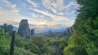 Kalampaka 'daki meteora kiliseleri. Günbatımı bulutları gün batımını renklendiriyor.