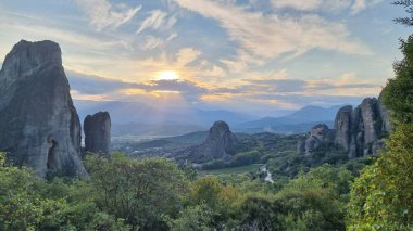 Kalampaka 'daki meteora kiliseleri. Günbatımı bulutları gün batımını renklendiriyor.