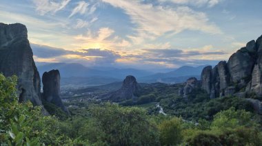 Kalampaka 'daki meteora kiliseleri. Günbatımı bulutları gün batımını renklendiriyor.