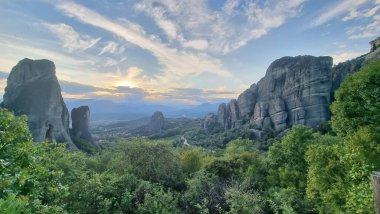 Kalampaka 'daki meteora kiliseleri. Günbatımı bulutları gün batımını renklendiriyor.