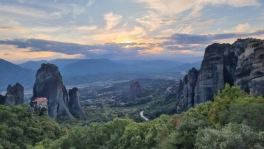 Kalampaka 'daki meteora kiliseleri. Günbatımı bulutları gün batımını renklendiriyor.
