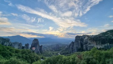 Kalampaka 'daki meteora kiliseleri. Günbatımı bulutları gün batımını renklendiriyor.