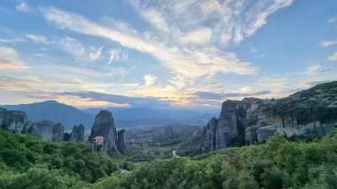 Kalampaka 'daki meteora kiliseleri. Günbatımı bulutları gün batımını renklendiriyor.