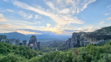 Kalampaka 'daki meteora kiliseleri. Günbatımı bulutları gün batımını renklendiriyor.