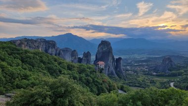 Kalampaka 'daki meteora kiliseleri. Günbatımı bulutları gün batımını renklendiriyor.