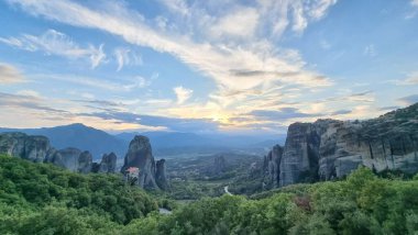 Kalampaka 'daki meteora kiliseleri. Günbatımı bulutları gün batımını renklendiriyor.