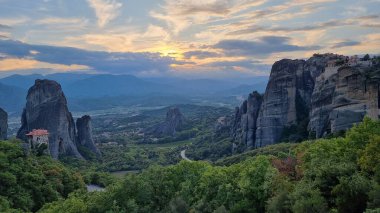 Kalampaka 'daki meteora kiliseleri. Günbatımı bulutları gün batımını renklendiriyor.