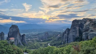 Kalampaka 'daki meteora kiliseleri. Günbatımı bulutları gün batımını renklendiriyor.