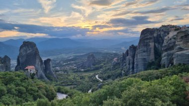 Kalampaka 'daki meteora kiliseleri. Günbatımı bulutları gün batımını renklendiriyor.