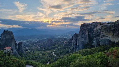 Kalampaka 'daki meteora kiliseleri. Günbatımı bulutları gün batımını renklendiriyor.