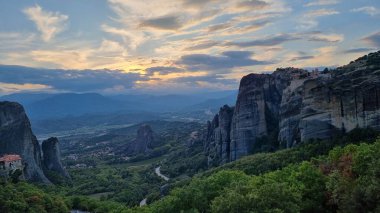 Kalampaka 'daki meteora kiliseleri. Günbatımı bulutları gün batımını renklendiriyor.